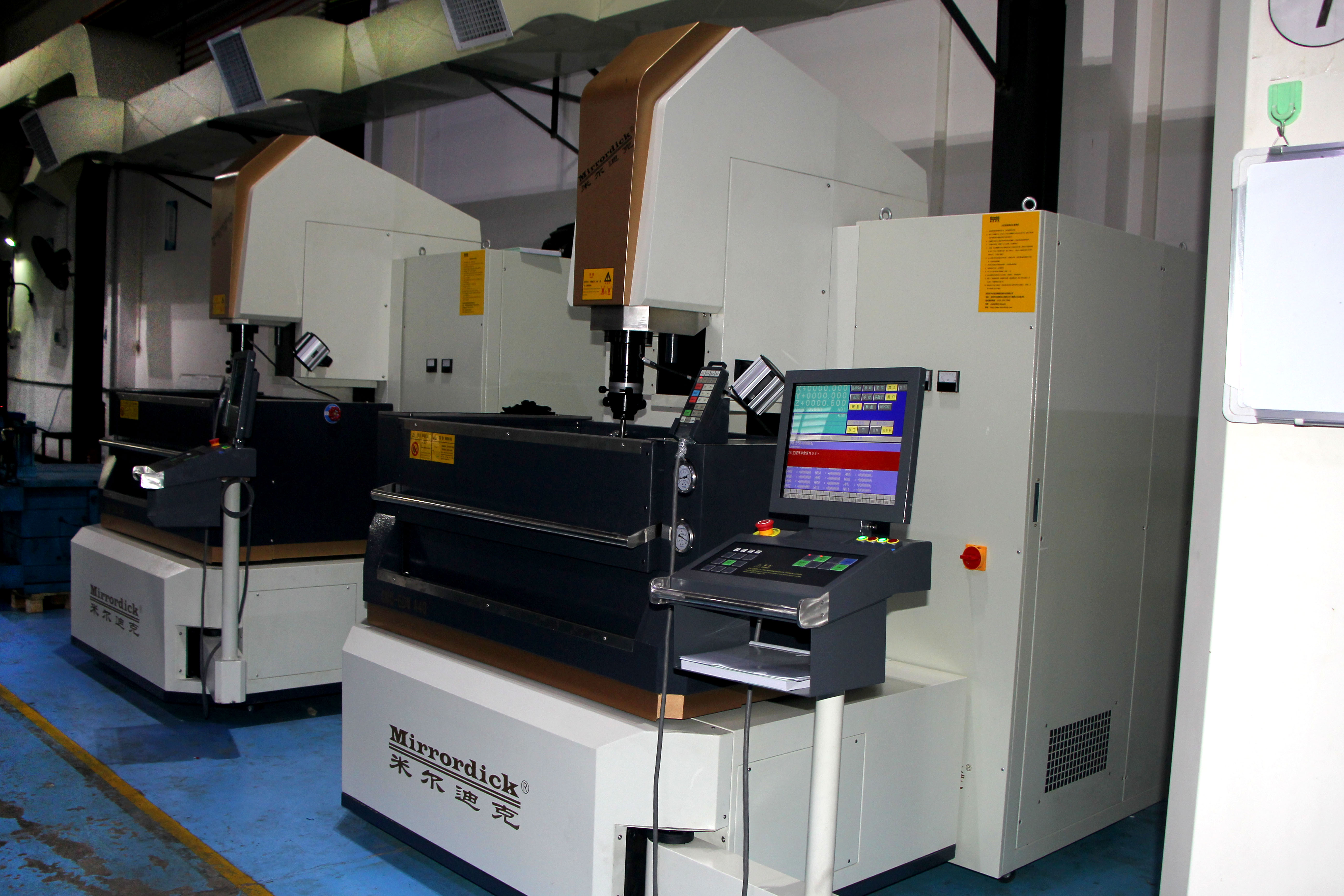 旭錦塑膠模具有限公司，火花機(jī)