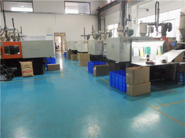 旭錦塑膠模具有限公司，注塑車間